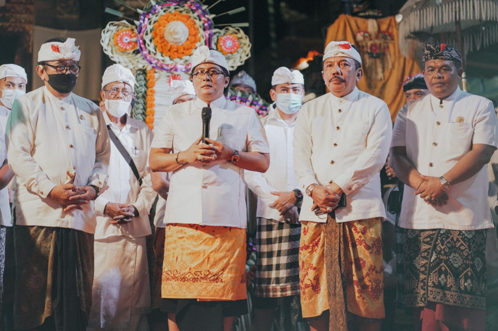 Bupati Giri Prasta Nyaksiang Sesolahan Petapakan Ida Ratu Gede Mas Ayu Napak Pertiwi Pura Dalem Sari Desa Kuwum